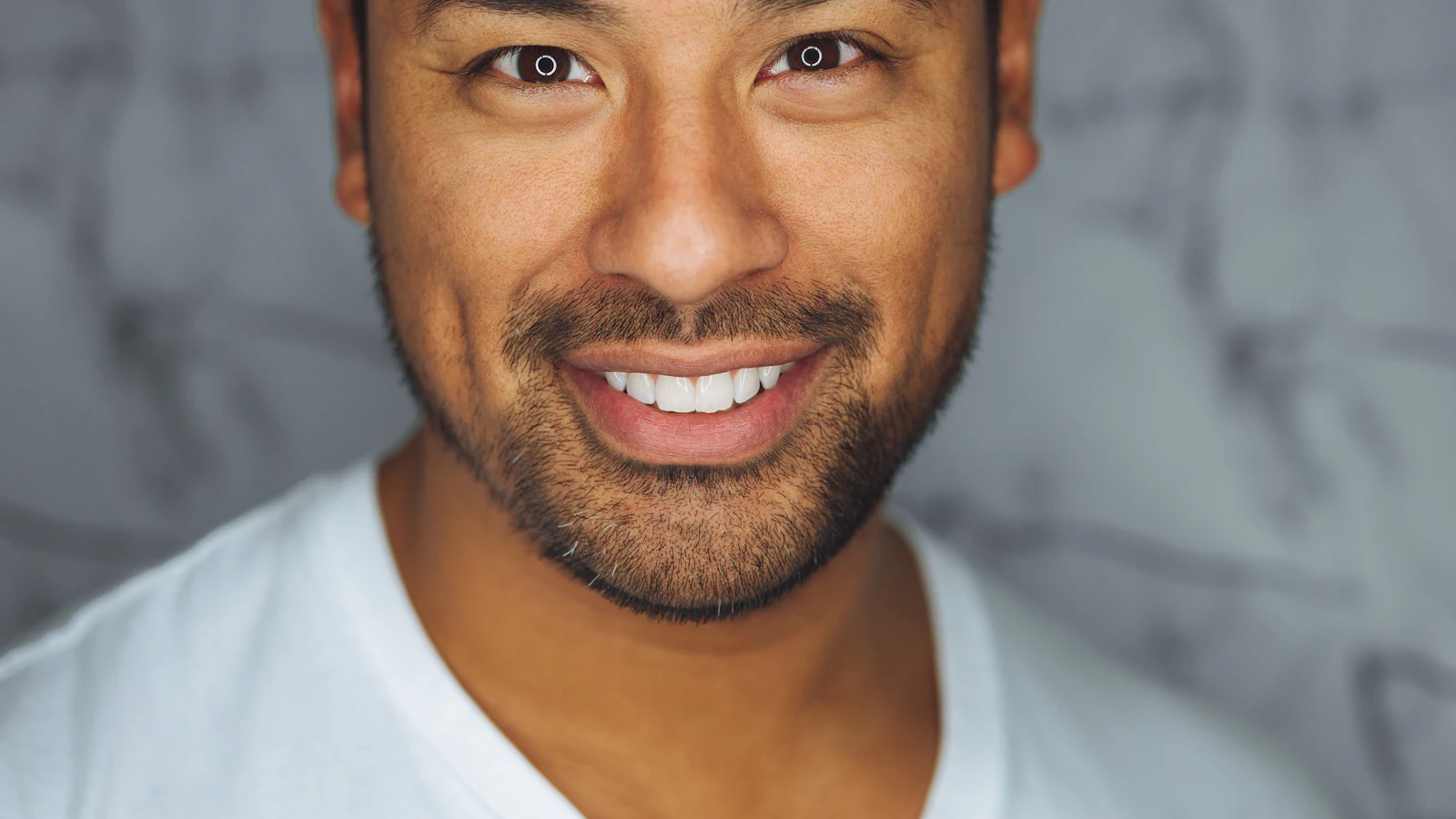 Documento con checklist y bolígrafo para evaluación de opciones